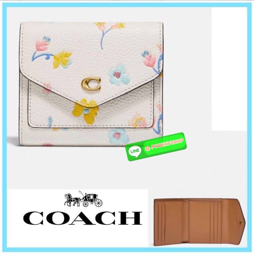 COACH 2620 WYN SMALL WALLET WITH WATERCOLOR FLORAL PRINT กระเป๋าสตางค์ใบสั้น พับสองตอน ตกแตงด้วยลายดอกไม้สุดน่ารักทั้งใบ ด้านหน้าตกแต่งต้วยโลโก้ C ตัวใหญ่โดดเด่น เปิด-ปิดด้วยกระดุม ภายในมีช่องใส่บัตร ช่องใส่ธนบัตร และด้านหลังมีช่องซิปใส่เหรียญ ใบเล็กกระทั