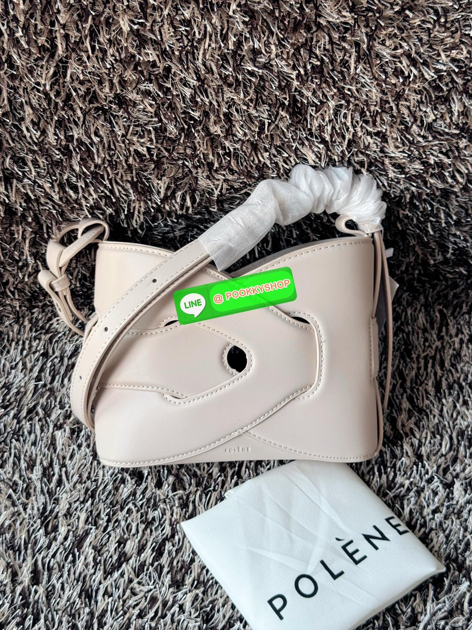 💕 Polene Nodde EDITION SMOOTH ใครที่อยากได้กระเป๋าเรียบๆ แต่ดูมีอะไร ขอแนะนำรุ่น Nodde หิ้วแล้วสวยแบบ Quiet Luxury โลโก้แบรนด์ถูกปั๊มไว้บริเวณด้านล่างของกระเป๋าอย่างประณีตจนแทบสังเกตไม่เห็น ฐานกระเป๋าถูกออกแบบมาให้เนียนเรียบ ปราศจากหมุด ในขณะที่ด้