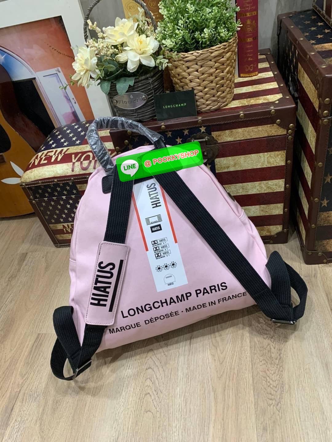 Longchamp by shayne oliver Backpack คอลเลคชั่นแบบลิมิเตทแบบเท่ๆ ที่ออกแบบโดย Shayne Oliver นักดีไซน์เนอร์ชื่อดังระดับโลก ด้วยรูปทรงกระเป๋าเป้ที่ออกแบบมาไม่เหมือนใคร สามารถจัดเป็นกระเป๋าใบใส่เสื้อผ้าได้อีกใบ ด้วยรูปทรงที่กว้างทำให้ใส่ของได้เยอะจุใจ กระเป๋า