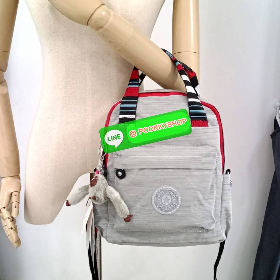 KIPLING 3 WAYS MINI BACKPACK ซับในลายตาราง กระเป๋าสะพาย 3 Ways รุ่นใหม่ วัสดุ Nylon & Polyester 100% หูหิ้วหนังปั๊มชื่อแบรนด์ สายสะพายยาวเลื่อนปรับได้ free size และ สามารถถอดได้ สามารถถือหรือสะพายได้ จะสะพายไหล่ สะพายเฉียง Crossbody หรือจะคล้องสายเป็นเป้ส