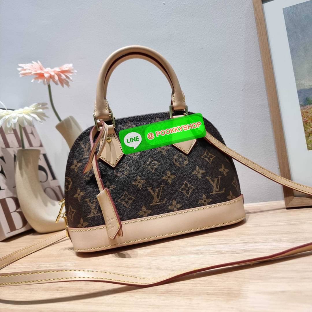 HOT ITEM!! LV Alma bag กระเป๋าทรงโดมสุดฮิต ที่สาวๆตามหา สวยสะพายขับผิว อัพลุคไฮน์ที่สุด ขนาดกำลังดี วัสดุหนังแคนวาส สลับหนัง cowhide เรียบ ดูหรู หูจับในตัวทำให้ใช้งานได้สะดวก และมีสายครอสสะพายข้างให้ เปิด-ปิดด้วยซิป มีกุญแจล็อคได้ ภายในโล่งกว้าง ใส่ของสำค