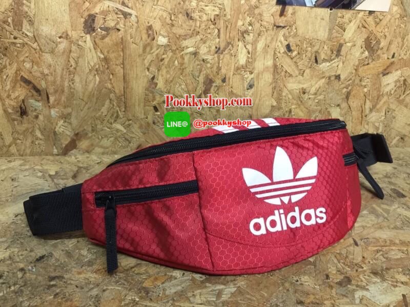 พร้อมส่ง ..... Adidas Originals National Waist Pack Factory กระเป๋าคาดอกและเอว เป็นอีกรุ่นที่ได้รับความนิยมเป็นอย่างมาก ด้วยแบบและดีไซน์ขนาดที่พอเหมาะ ใช้ได้ทุกเพศทุกสไตล์ กระเป๋าทำจากผ้าไนลอนลื่น น้ำหนักเบา ขนาดกำลังดี ดีจุของได้เยอะคะ เปิด-ปิดด้วยซิป ด้
