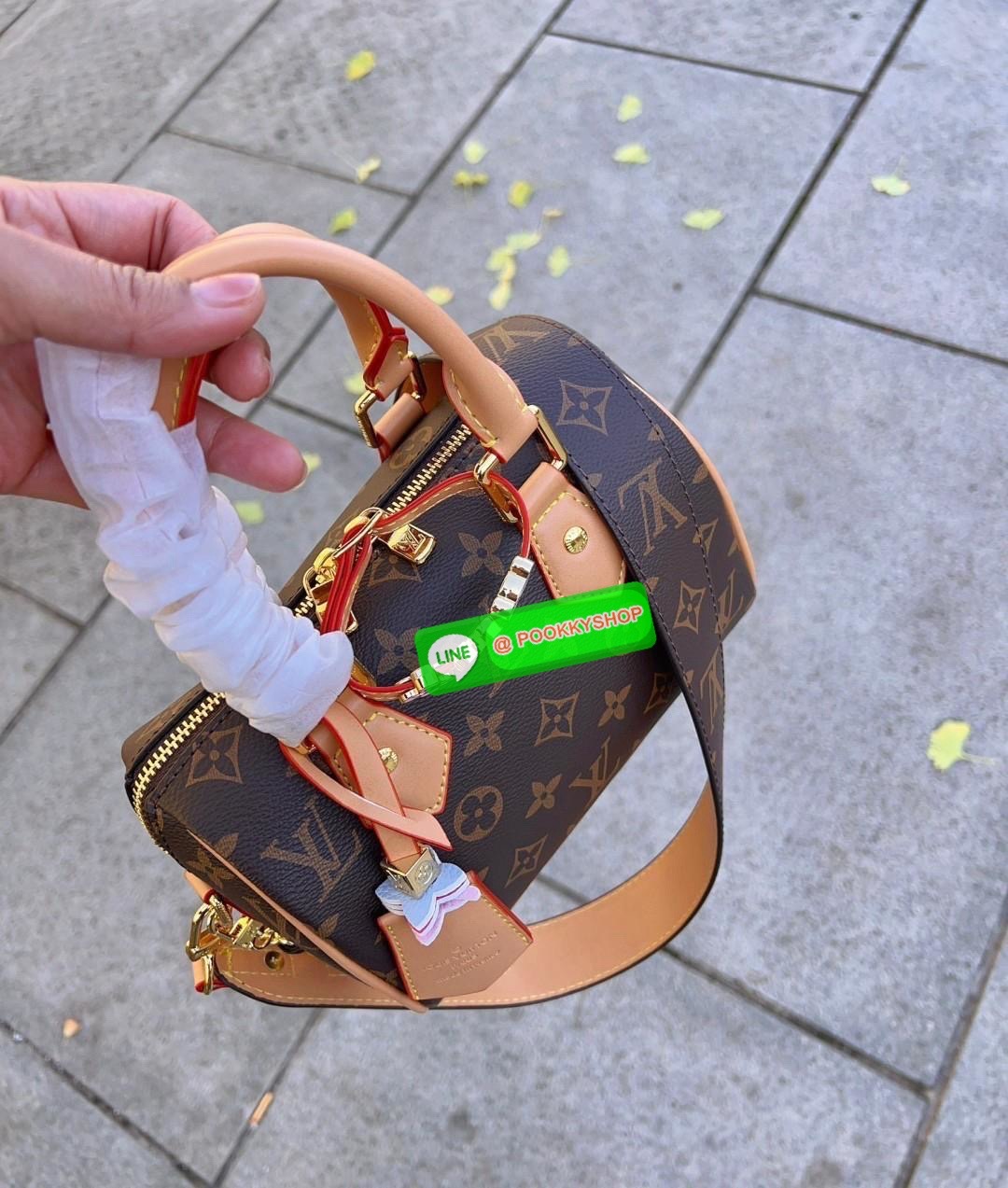 จำนวนจำกัด ไม่ทันราคานี้คือพลาดมากๆค่าสาวๆ ได้รุ่นนี้ไปไม่ผิดหวังค่าสาวๆ น้องมาพร้อมAccessories brand จัดเต็มในใบสวยมากๆ! #หมดรอบนี้ไม่เจ้าแล้วจ้าา LOUIS VUITTON SPEEDY 20 WITH CHARM (Limited Edition vip duty free ตปท.) 🔖พร้อมส่ง! ใบน้องขนาดกลาง ห