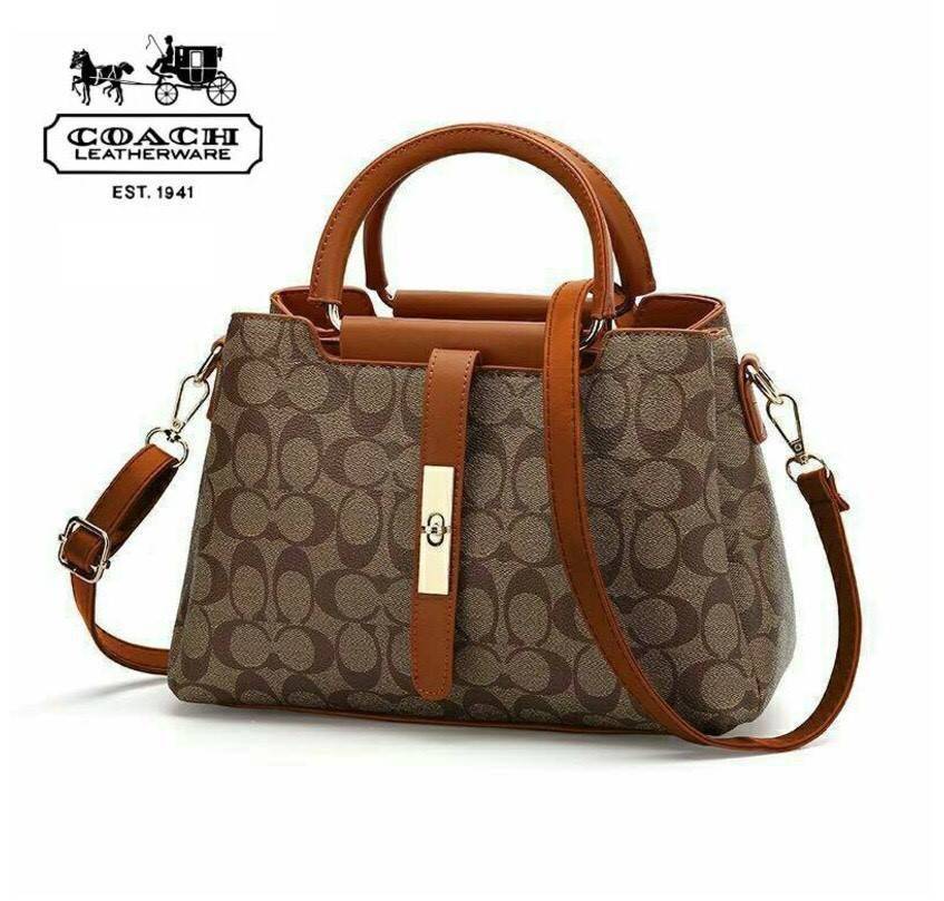 สินค้าดีมีคุณภาพ งานขายดีพร้อมส่งเลยค่ะ!! กระเป๋าสะพายทรงถือสไตล์งานแบรนด์ วัสดุ pu พิมพ์ลายโลโก้ เนื้อหนานุ่มขึ้นทรงคุณภาพดีไม่ซึมน้ำ ดีไซน์เรียบหรูดูดี หูจับกระเป๋าอย่างหนาแต่งอะไหล่แบบสายเข็มขัดด้านหน้าเก๋มากค่ะ ช่องใส่ของแบ่ง 3 ช่อง ใส่ของได้เป็นระเบี