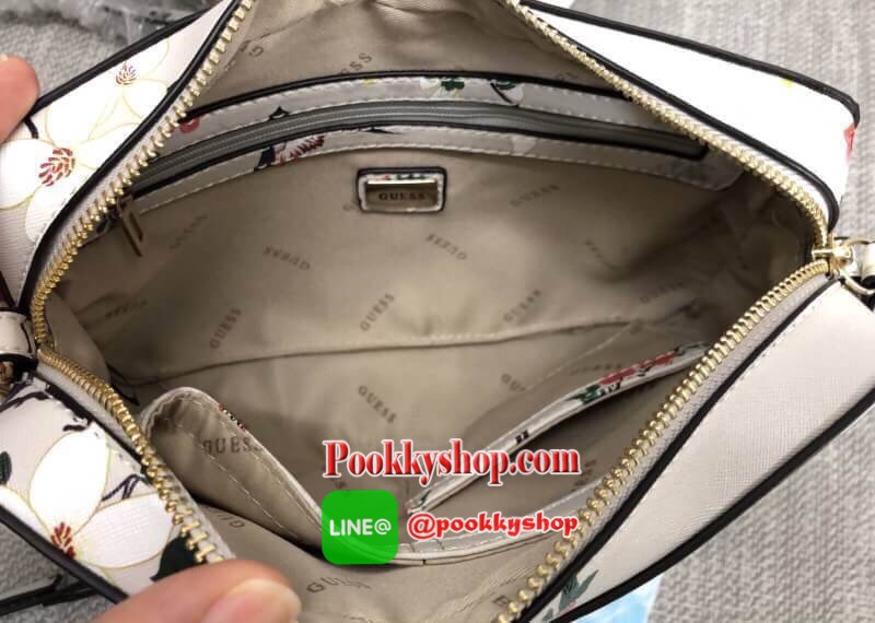New arrival GUESS CROSSBODY BAG กระเป๋าสะพายแบบครอสบอดี้ร์ ขนาดกำลังดี สีสันสดใส แต่ละลายสวยน่าใช้มากๆค่ะ((ลายเป็นไปตามแพทเทินนะค่ะ)) ด้านหน้าติดอะไหล่แบรนด์ เปิดปิดกระเป๋าแบบซิป ภายในโล่งใส่ของจุค่ะ มีช่องซิป และช่องเล็ก 3ช่องค่ะ สายสะพายแบบโซ่ต่อหนังเลื
