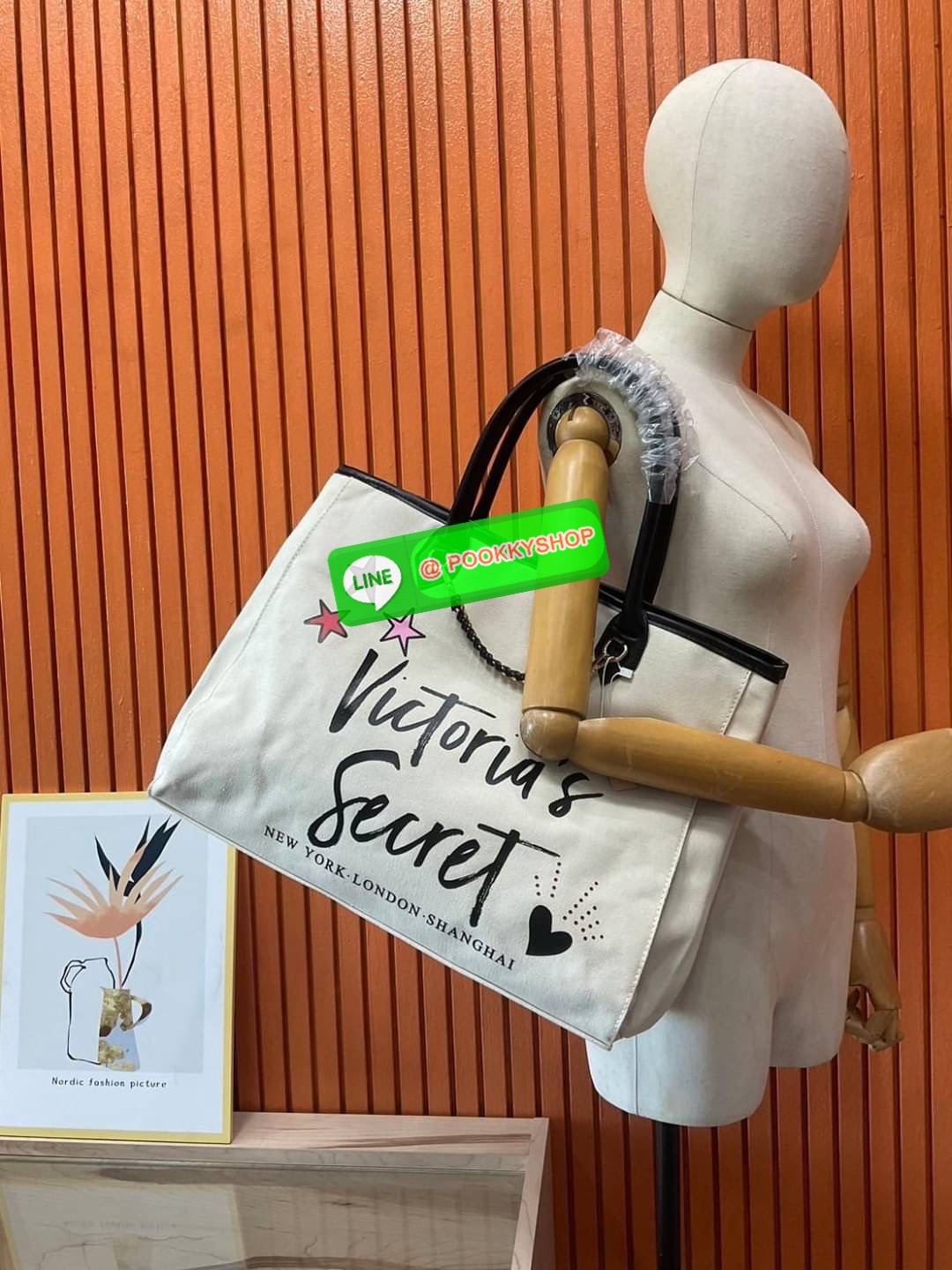 Victoria's Secret New! VS Patch City Tote - CREAM กระเป๋าทรง shopping สไตล์ victoria's secret แปลกใหม่อินเทรนด์ สินค้านำเข้า งาน ชน shop ดีไซน์สวย เก๋ น่ารัก เรียบหรู ใส่ของได้จุใจ เหมาะสำหรับสาวๆทุกคนที่มีของเยอะ งานเย็บเนี๊ยบ แข็งแรงทนทาน ใช้ไ