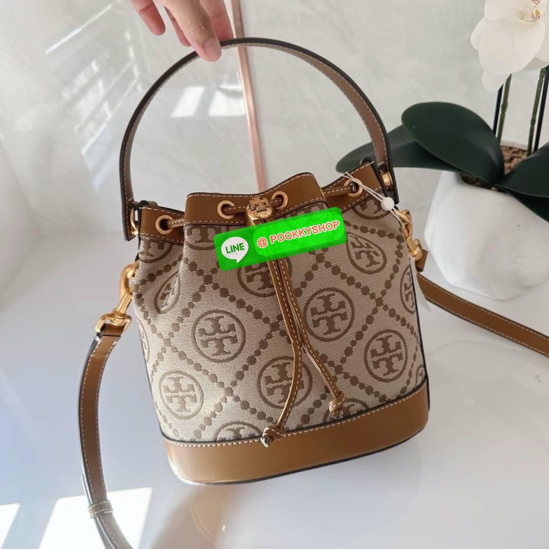 TORY BURCH T MONOGRAM JACQUARD BUCKET BAG กระเป๋าสะพาย ทรงบัคเกต รุ่นฮอต สไตล์ไหนเข้าได้ ทุกลุค วัสดุ jacquard ตัดขอบหนังแท้ ภายในเป็นช่องโล่งกว้าง ใส่ของได้เยอะหยิบจับสะดวก มาพร้อมสายสะพายข้างหนังแท้ ถอดและปรับระดับได้สะพายชิวได้ทุกโอกาส