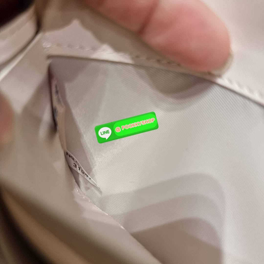 COACH 31547 SOFT WALLET IN COLORBLOCK SIGNATURE CANVAS คัมแบคแล้วน้า กับไอเท็มหายาก กระเป๋าสตางค์ใบยาวแบบพับ ขนาดกำลังสวย ดีไซน์คลาสสิคเอกลักษณ์ วัสดุหนังแคนวาสเคลือบลาย เปิด-ปิดด้วยกระดุม ภายในใส่บัตรได้เยอะ ใส่ธนบัตรได้สบายๆ ใบจริงสวยปังทุกสี ใครมองหากร