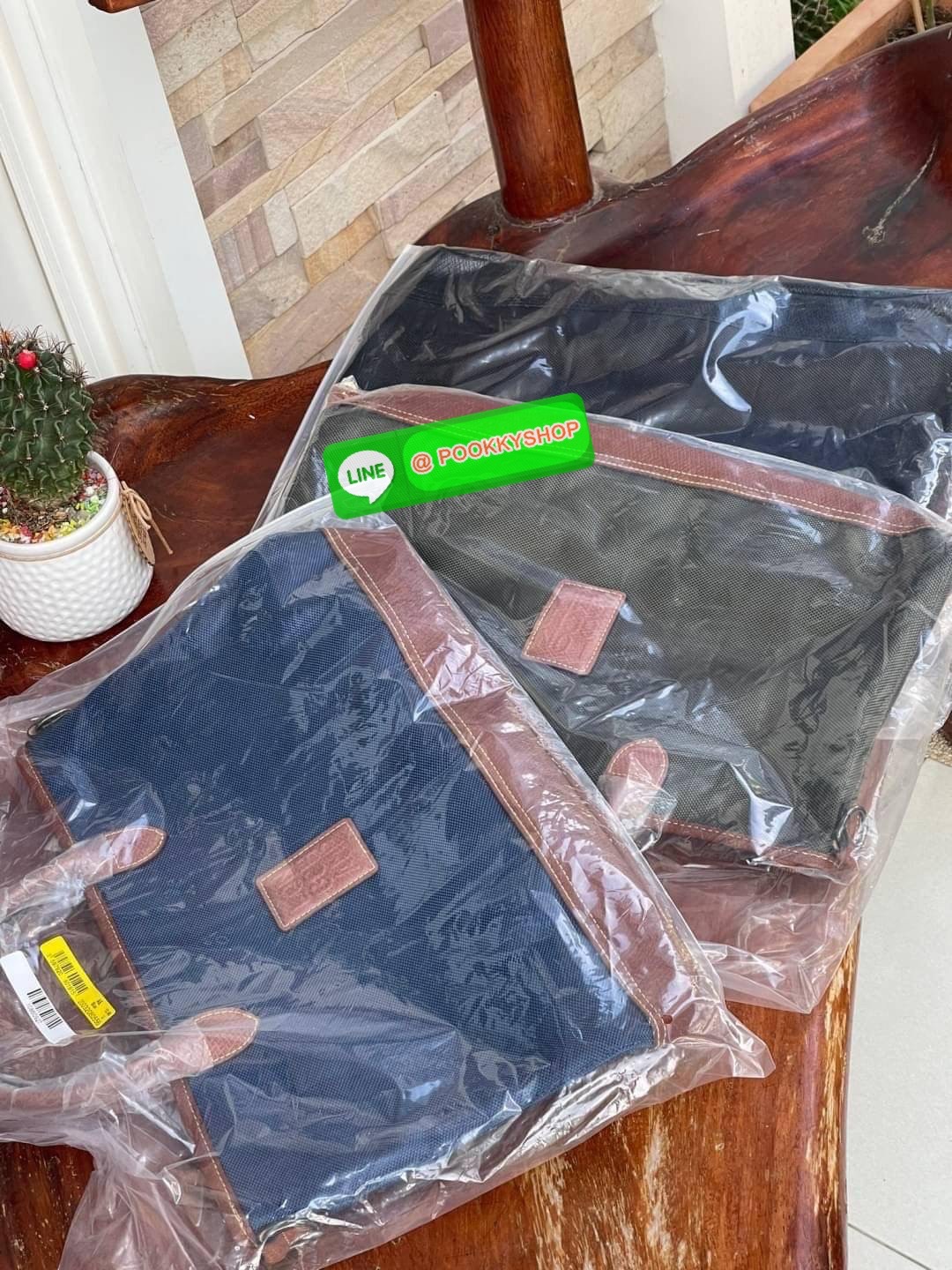 LONGCHAMP BOXFORD TRAVEL BAG M กระเป๋าเดินทางขนาดกลาง มาพร้อมสายสะพายที่สามารถถอดได้ ให้คุณเลือกสะพายไหล่หรือถือได้ มีซิปรูดเปิดปิดกระเป๋าที่ให้คุณมั่นใจได้ว่าคุณจัดเก็บไอเท็มของคุณได้อย่างมิดชิด บ็อคฟอร์ด (BOXFORD) สะท้อนความเป็นเอกลักษณ์ของแบรนด์ที่เปี่