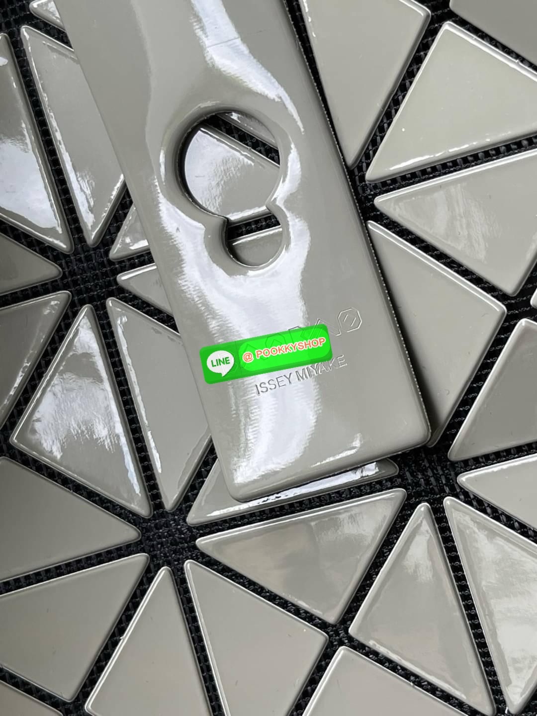 Baobao Issey Miyake Prism Frost ToTe Bag ซีรีส์ที่มีความแวววาวนุ่มนวลและมีลวดลายคล้ายเกรนของผ้าเพื่อสร้างลุคที่มีเท็กซ์เจอร์ กระเป๋าโท้ตที่มีให้เลือกอย่างหลากสี มีกระเป๋าซิปด้านในที่สามารถเก็บของมีค่าได้อย่างปลอดภัย เช่น บัตรโดยสารประจำและกุญแจ กระเป๋าโท้