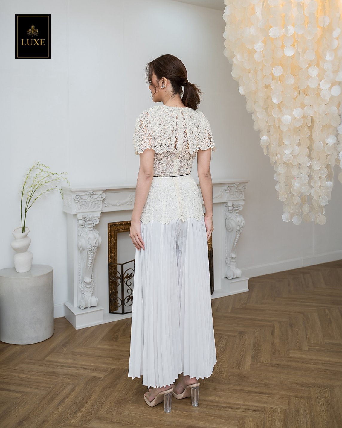 เสื้อแฟชั่น เสื้อลูกไม้ทรงเข้ารูป ดีไซน์เป็นเสื้อคลุมไหล่ในตัว ทำจากผ้าลูกไม้คอตตอนโครเชต์