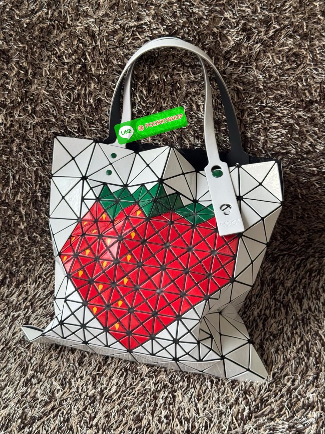 Baobao issey miyake Fruit กระเป๋าโท้ทซีรีย์รุ่นนี้มีลวดลายผลไม้น่ารัก ชิ้นส่วนตรงกลางถูกแทนที่ด้วยชิ้นส่วนต่างๆ ทําให้เกิดลวดลายดูมีมิติ เป็นขนาดที่เหมาะกับเอกสาร A4 และแล็ปท็อปขนาด 13 นิ้ว นอกจากนี้ยังมีกระเป๋าซิปด้านในที่สะดวกสําหรับจัดเก็บสิ่งของมีค่า