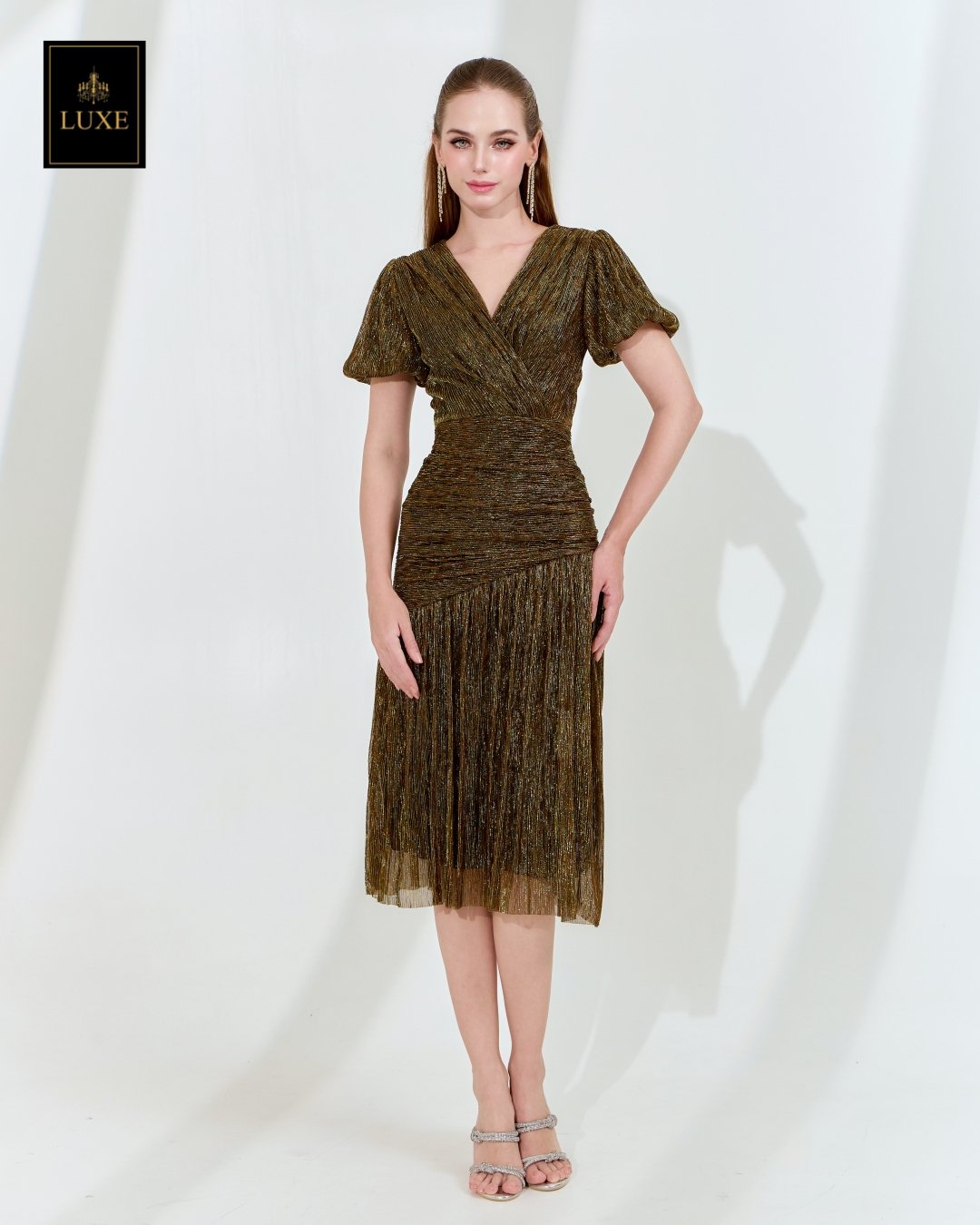 เดรสแฟชั่น เดรสเสื้อคอป้าย แขนบอลลูน กระโปรงเฉลียงทรงเข้ารูป ต่อจีบรูด