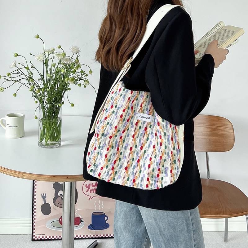 รุ่นใหม่ พร้อมส่ง!!!!! Yumi bag ลายผ้าถักโทนสีน่ารัก เหมาะไปมหาลัยมากใบนี้ ใส่ipadได้ทุกรุ่นเลย