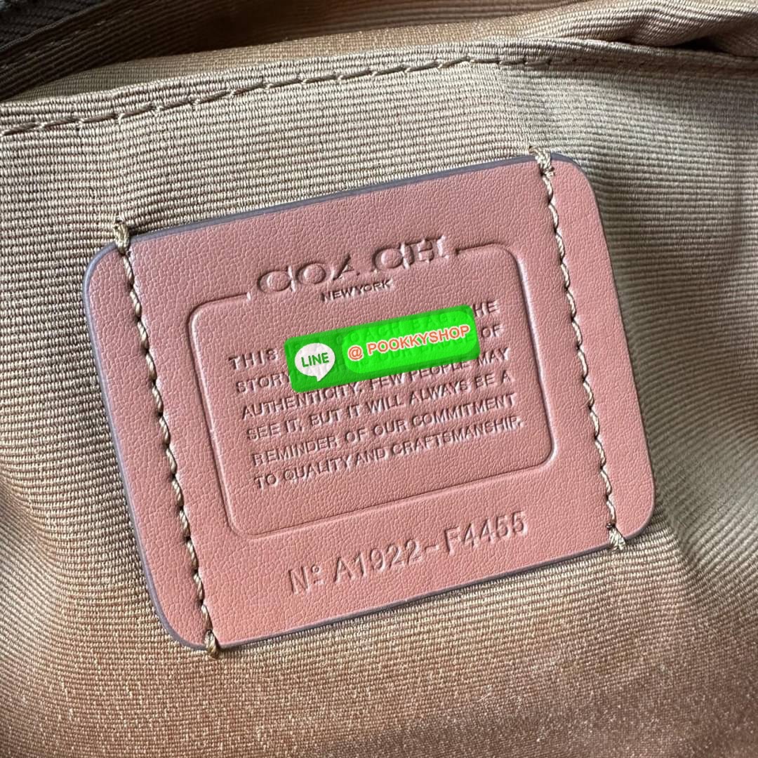 Coach 4455 ZIP TOP TOTE IN SIGNATURE CANVAS กระเป๋าสะพายไหล่ทรง Tote เปิด-ปิดกระเป๋าด้วยซิป ป้องกันของตกหล่น ภายในกว้างใส่สัมภาระได้เยอะ มีช่องเล็กใส่ของจุกจิก วัสดุแคนวาส หูจับหนังแท้ ถือไปเที่ยว ไปทำงาน สะดวกเลยค้า