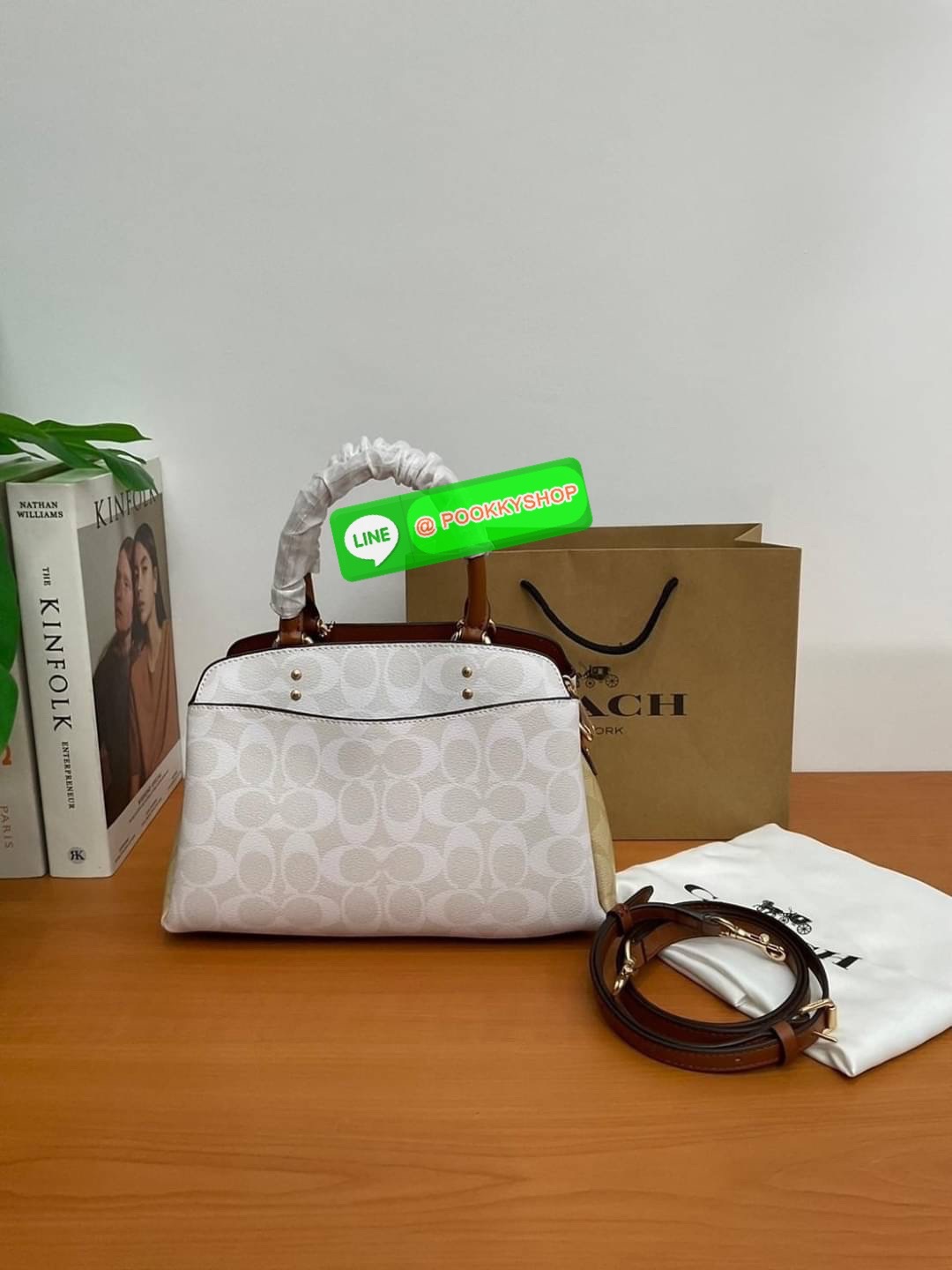 COACH MINI LILLIE CARRYALL IN SIGNATURE CANVAS ( C267 ) ทรงถังมินิ กระเป๋าสะพายไหล่ หรือ สะพายข้าง ขนาดกำลังน่ารัก ผ้าใบเคลือบซิกเนเจอร์แบรนด์ หนังเรียบลื่น แบ่งเป็น 3 ช่องใช้งาน ช่องซิปตรงกลาง| 2 ช่อง ปิดด้วยกระดุมแป๊ก ซับในผ้า สายยาวถอดออกได้