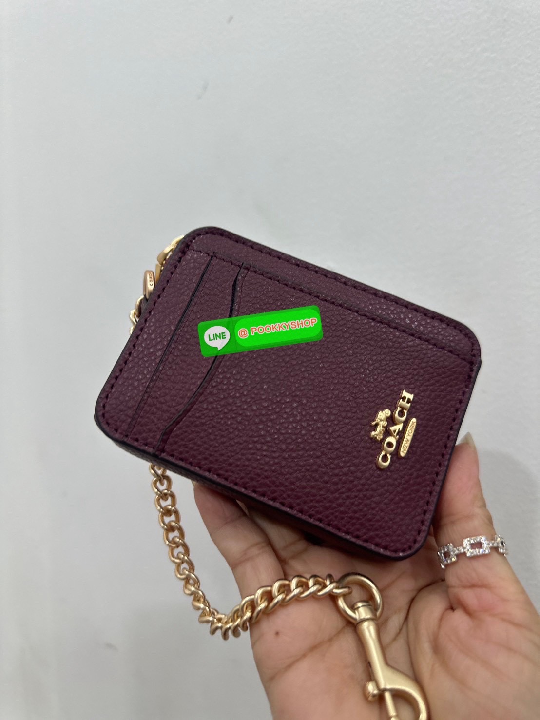 💗Coach C0058 Zip Card Case In Signature Canvas💗 กระเป๋าใบนี้นอกจากช่องใส่บัตรแล้ว ด้านหลังยังมีช่องสำหรับใส่ธนบัตรหรือเหรียญสามารถเปิดปิดได้ด้วยซิป เพิ่มลูกเล่นเป็นสายโซ่คล้องมือ หรือคล้องกับกระเป๋าก็ได้เช่นกัน ขนาดกะทัดรัด พกพาสะดวก การดู