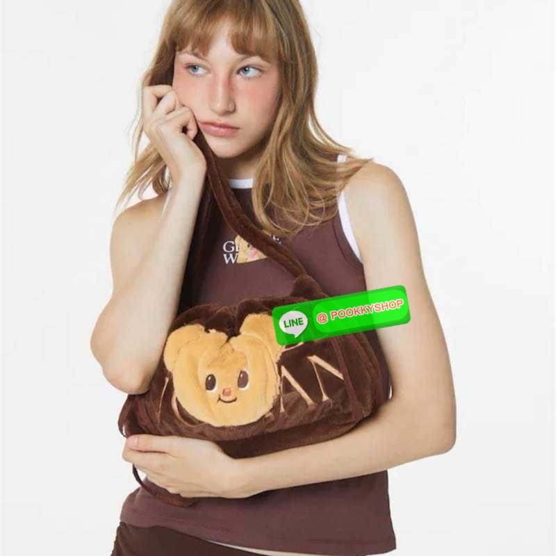 Gentlewoman x Butterbear fluffy dumpling bag 🔆 Details กระเป๋าที่มัมหมีต้องไม่ปล่อยผ่าน น้องหมีเนยน่ารักไม่ไหว และมาในรูปแบบกระเป๋า dumpling สุดฮิต บอกเลยว่าเหมาะกับคริสต์มาสที่จะถึงนี้มาก ดีไซน์น้องหมีเนยโดดเด่น ปากกระเป๋าสามารถรูดเก็บทรงได้ และม