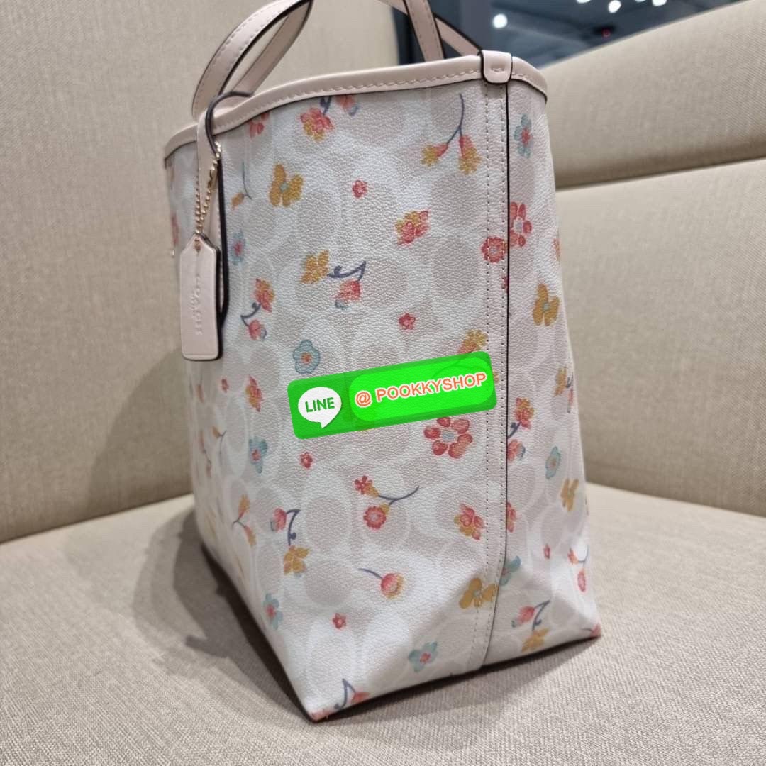 COACH C8614 CITY TOTE IN SIGNATURE CANVAS WITH MYSTICAL FLORAL PRINT กระเป๋าทรงโท้ทใบใหญ่ คอลเลคชั่นใหม่ สวยโดดเด่นมากๆ สวยน่าใช้ไปอีกด้วยลวดลายดอกไม้หลากหลาย ใบนี้ใส่ของได้ของครบครัน จุได้แบบไม่ต้องกลัวเต็ม!! วัสดุหนังแคนวาสคุณภาพดี ปากกระเป๋าเปิด-ปิดด้ว