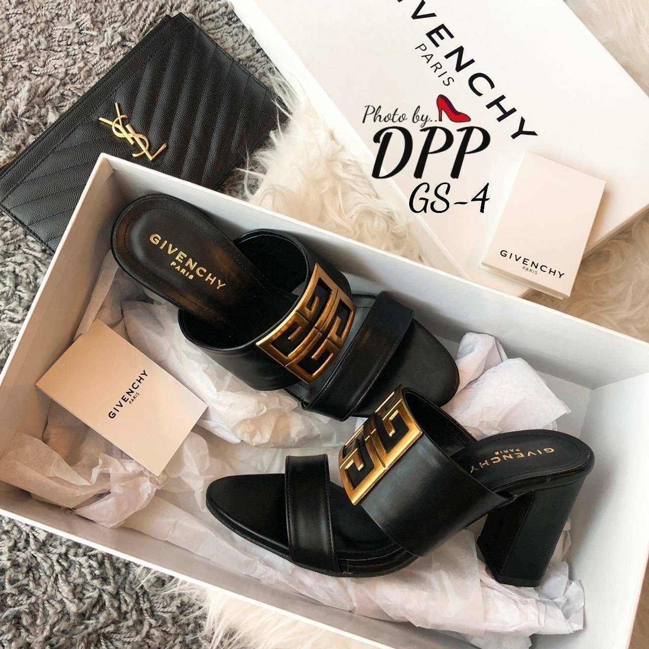 พร้อมส่ง Givenchy ตัวใหม่ ล่าสุดของปีนี้ งานชนช้อป *ปั้มแบรนด์ กล่องเรียบ * รองเท้าส้นตันสูง3นิ้ว ทรงสวม สายคาดหน้า หนังนิ่ม ตกแต่งดีไซน์ด้วยอะไหล่สีทอง งานสวยมากก ดูแพงสุดๆ มาในราคาเบาๆ บอกเลยอย่ารอช้า สั่ง โอน เลยจ้า