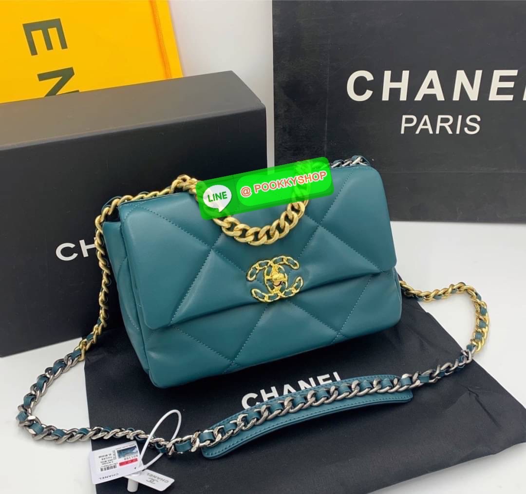 CHANEL MAXI HANDBAG RESTOCK!! ตอบรับคำเรียกร้องอย่างท้วมท้น!! พรีเมี่ยมกิ๊ฟจากแบรนด์ Chanel รุ่นตามล่าพลิกแผ่นดิน กระเป๋าถือ/สะพาย หนังแกะที่นิ่มสุดพลัง!! ลายตารางสวยคม โลโก้ลายโซ่สอดหนังเด่นชัด เปิด-ปิดกระเป๋าด้วยตัวบิดล็อค อะไหล่ทองหรูหรา มีระดับ!! ดีไซ