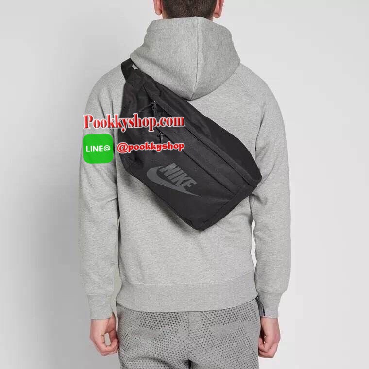 Brand : NIKE รุ่น TECH HIP PACK Detail : กระเป๋าขนาดพอเหมาะ คาดเอว สะพายข้าง หิ้วแบบชิวๆ เปิดปิดด้วยซิป 3 ช่อง (2 ช่องใหญ่ 1 ช่องเล็ก) โลโก้ด้านหน้า Nike เด่นชัด ภายในมีช่องใหญ่บนสุด มีช่องซิปเล็ดตาข่ายอีก 1 ช่อง บรรจุของได้จำนวนมาก ช่องเล็กด้านหน้าสามารถ