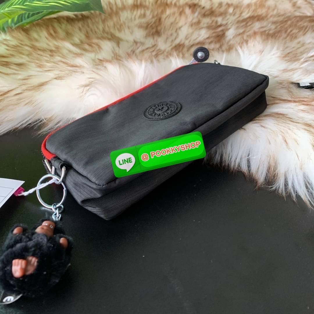 KIPLING 3 Monkey program Seoul up clutch & sling bag กระเป๋าคล้องมือ หรือ สะพายข้าง ขนาดเล็ก วัสดุ Nylon & Polyester 100% ใช้งานได้ 2 รูปแบบ มีสายสลับเปลี่ยนได้ทั้งแบบคล้องมือหรือสะพายข้าง เปิด-ปิดด้วยซิป ช่องหลักโล่ง มีช่องใส่บัตรด้านข้าง 6 ช่อง และช่องด