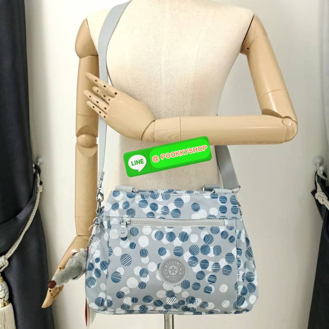 KIPLING ELISE HANDBAG กระเป๋าถือและสะพายไหล่ วัสดุ Nylon +Polyester ขนาดกำลังพอดี จุของได้มาก มีหูจับสองสาย ถือสะดวก น้ำหนักเบา มีช่องซิป ด้านหน้า ช่อง กระเป๋าหลักเปิด-ปิดด้วยซิป มี3 ช่องว่างใส่ของได้จุมากๆ ใส่มือถือได้ กระเป๋าสตางค์ใบยาว และ เครื่องสำอาง