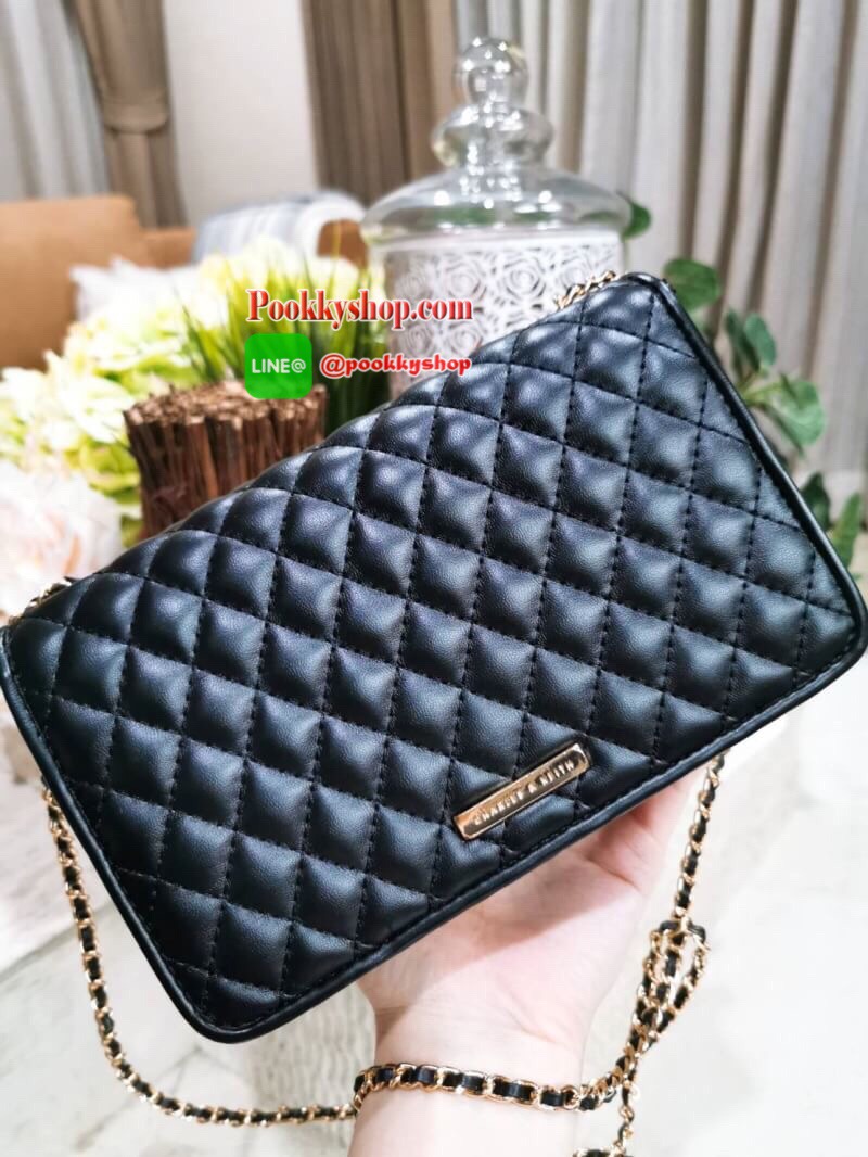 พร้อมส่ง! BEST SELLER! CHARLES & KIETH MINI CLUTCH BAG กระเป๋าสะพายทรงคลัชรุ่นยอดนิยมดีไซน์คลาสสิควัสดุหนังนิ่มลายตารางสวยอยู่ทรงขนาดมินิสไตล์ Chanel เปิดปิดด้วยตัวล๊อคแบบบิดอะไหล่ทอง ด้านหลังประดับโลโก้แบรนด์สวยดูดี มาพร้อมสายสะพายโซ่ร้อยหนัง Crossbody ไ