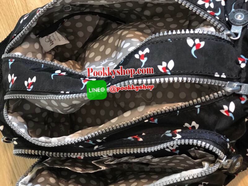 Kipling Reth กระเป๋าสะพายทรงสวย รุ่นยอดนิยมเลยค่ะ สายสะพายปรับระดับสั้น-ยาว เป็นกระเป๋าสะพายเฉียงลำตัวได้ค่ะ ช่องซิปเยอะค่ะ ใส่ของได้เป็นสัดส่วน จุสัมภาระได้ดีเลยค่ะ ทรงสวย สะพายน่ารักมาก ห้ามพลาดเลยค่ารุ่นนี้