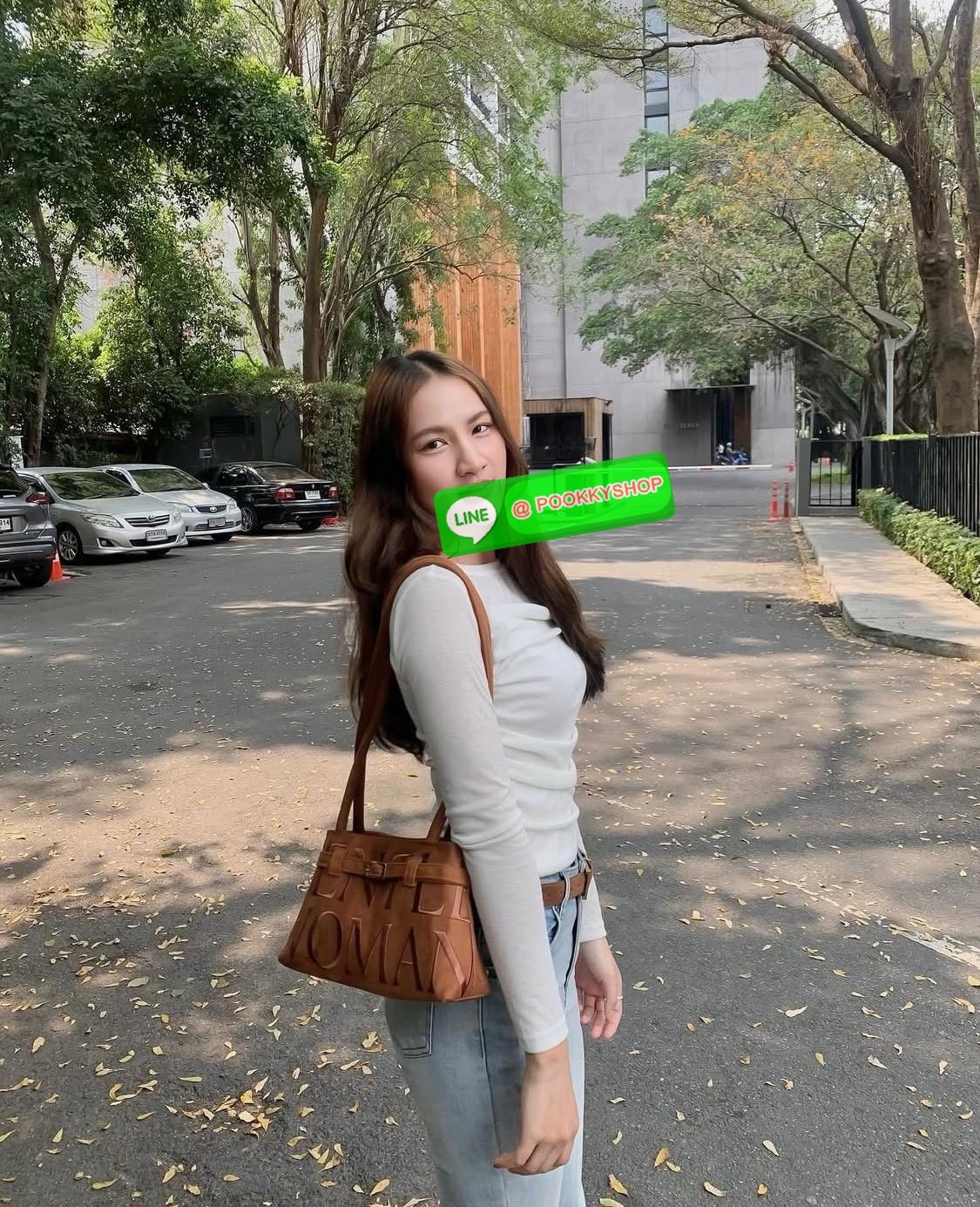 GENTLEWOMAN SUEDE BALLERINA BAG 🔖กระเป๋า Ballerina Bag ในวัสดุหนังกลับ (suede edition) พร้อมโลโก้ปักสีเดียวและรายละเอียดหัวเข็มขัด ทำให้ดูเก๋มีสไตล์โดดเด่น 🔖วัสดุ: หนังกลับ 🔖เปิด-ปิดแบบสแน๊บแม่เหล็ก ภายช่องโล่งกว้างจุของได้เยอะ