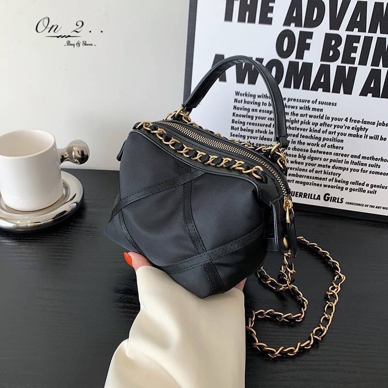 NEW Arrival CHANEL Nylon Crossbody bag กระเป๋าผ้าไนลอนเดินด้ายตารางสีดำ อะไหล่สีทองเข้ม สายโซ่ร้อยหนัง อะไหล่สีทอง สวยเลิศ♥️