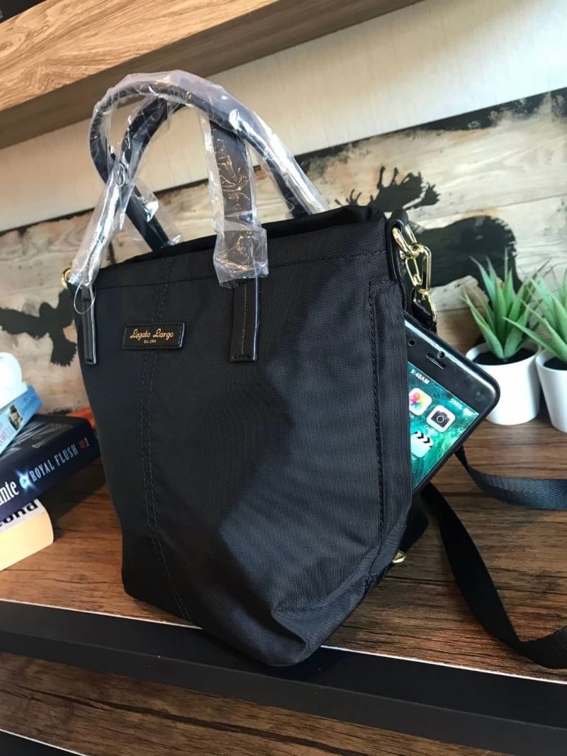 Anello & Legato Largo Mini Tote Shoulder Bag ( LJ-3071) กระเป๋าถือหรือสะพายขนาดกลางกำลังดี ช่องใหญ่เปิดด้วยซิปเดียว ภายในมีใบพ่วงขนาดเล็กเก็บของจุกจิก ถอดแยกใช้งานได้ ใส่มินิไอแพค/กระเป๋าสตางค์ยาวได้ ทั้งด้านหลังและด้านข้างยังมีช่องเพิ่มใส่มือถือหรือของที