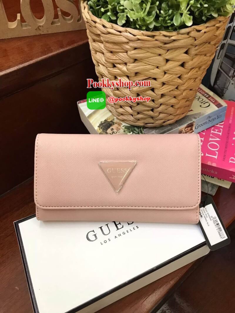 New collection!! GUESS FACTORY WOMEN'S LONG WALLET กระเป๋าสตางค์ทรงยาวแบบสามพับ วัสดุหนังลายsaffiano เปิดปิดด้วยกระดุมสะดวกใช้ ภายในมีทั้งช่องซิปใส่เหรียญ ช่องใส่ธนบัตรและช่องใส่บัตรหลายช่องและช่องใส่รูปแยกเป็นสัดส่วน ด้านหน้ามีโลโก้แบรนด์ทรงสามเหลี่