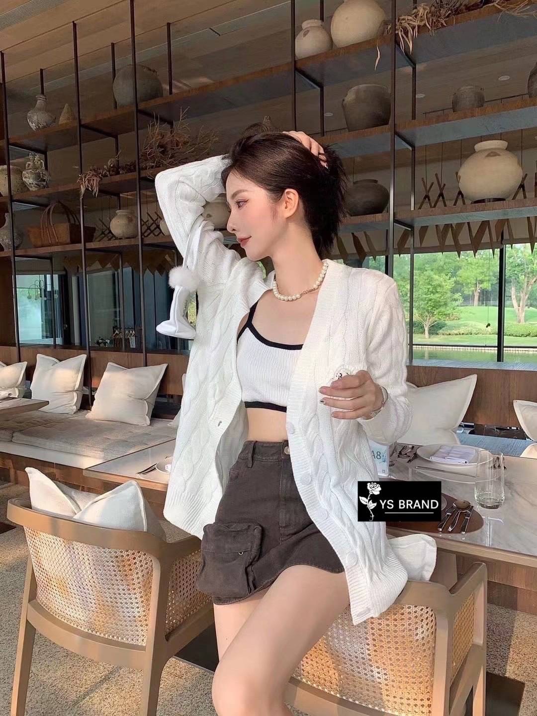 เสื้อคลุมไหมพรมแขนยาวคอวี ผ้าไหมพรมยืดเนื้ออย่างดีผ้าดีมากๆ นิ่ม เด้งยืดได้เยอะ ผ้าดีทอละเอียด ทอลายเกลียวทั้งตัว แต่งกระดุมด้านหน้า ติดเข็มกลัดPradaช่วงอก ถอดแยกได้ สวยหรูมากๆ โดดเด่นสุดๆ มาพร้อมป้ายคอ Prada Tagครบ สวยมาก งานคุณภาพ ห้ามพลาด จัดเลยจ้า