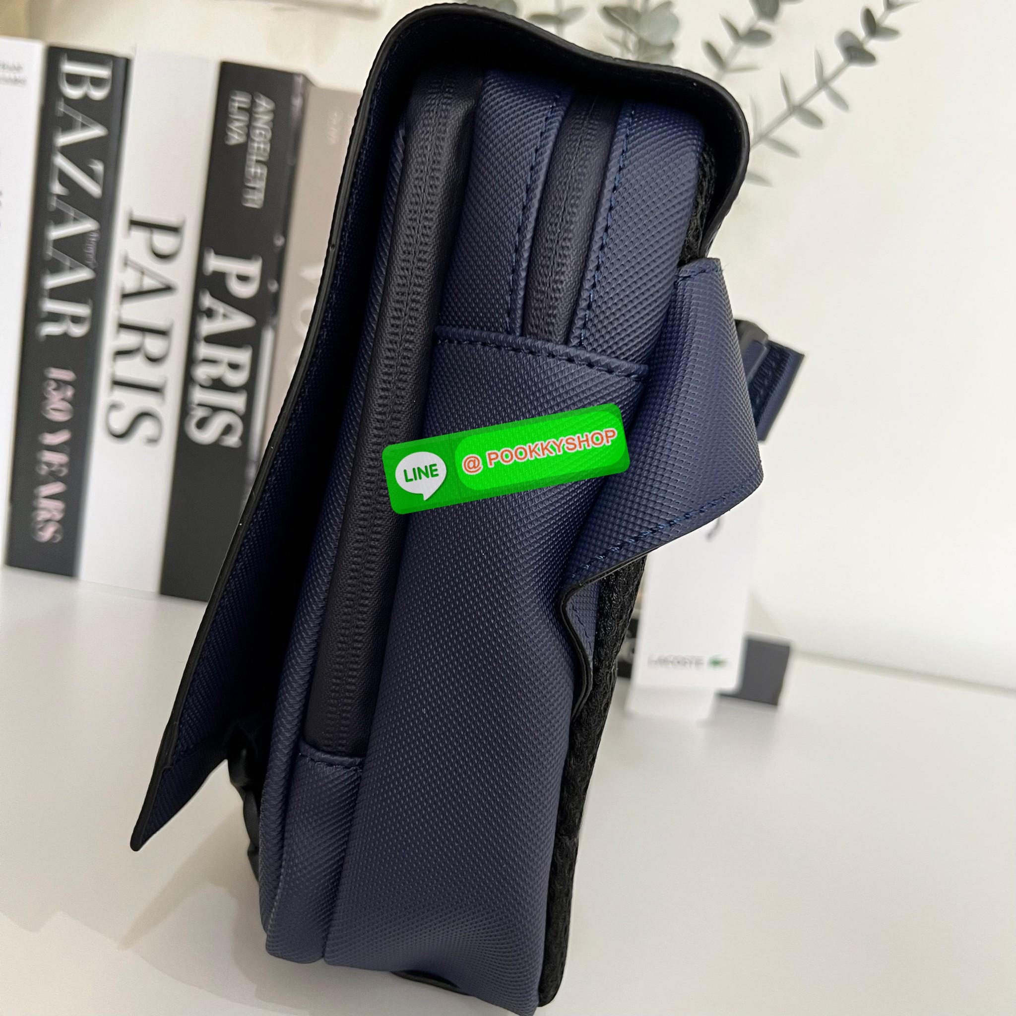 Men's L.12.12 Clipped Flap Adjustable Shoulder Strap Small Pouch วัสดุ PVC คุณภาพดีตามแบบฉบับแบรนด์ น้ำหนักเบา กันน้ำ ด้านหน้ามีโลโก้เหล็ก ฝาเปิดปิดด้วยคลิปล๊อค 2 ด้าน ช่องหลัก ด้านในมีช่องซิปพร้อมหัวซิปแบรนด์ ใส่กระเป๋าสตางค์ใบยาว ipad มือถือ ของจุก