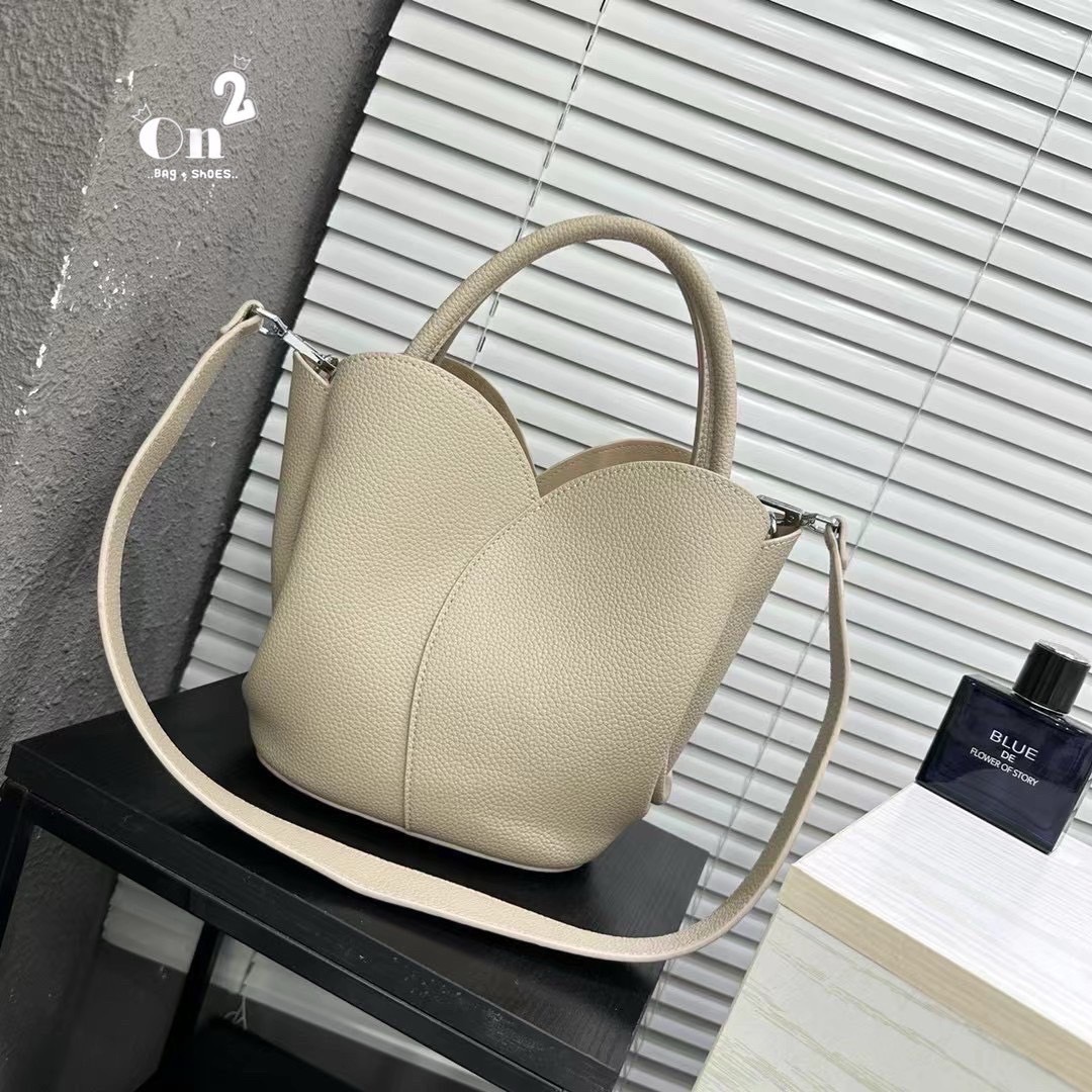 Classic Working PU Bag ▪️กระเป๋าถือ &สะพายข้าง ทรงดอกทิวลิป ทรงสวยมากวัสดุเป็นหนัง PU Premium มีกระเป๋าใบเล็กให้ 1ใบ และมีสายยาวให้ 2 เส้น
