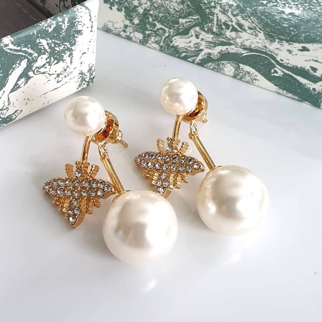 Super Hi-End Quality !!!! ((งาน 1:1 เหมือนในช็อปมากที่สุดในท้องตลาด)) Christian Dior Earring ต่างหูดิอองาน 1:1 เหมือนของแท้เป๊ะๆค่ะ รับรองงานสวยมากกกกก ดูหรู ดูผู้ดีสุดๆ งานดี เพชรคุณภาพดีมากๆมากๆคะรับประกันความพอใจเลยค่ะ ตัวเรือนสีทองแอนทีค งาน laser sta