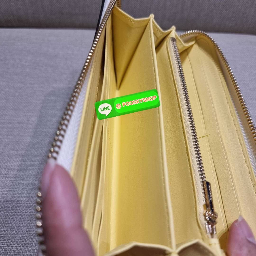 COACH C3548 LONG ZIP AROUND WALLET WITH HORSE AND CARRIAGE พร้อมเสิร์ฟความหรู กับคอลใหม่ สีสวย ผู้ดีขับผิวมาก กระเป๋าสตางค์ใบยาวกึ่งคล้องมือ เรียบหรู โดดเด่นด้วยโลโก้เอกลักษณ์ วัสดุหนัง pepble ทนทาน มาพร้อมสายคล้องมือ ถอดออกได้ ภายในใส่บัตรได้เยอะ มีช่องซ