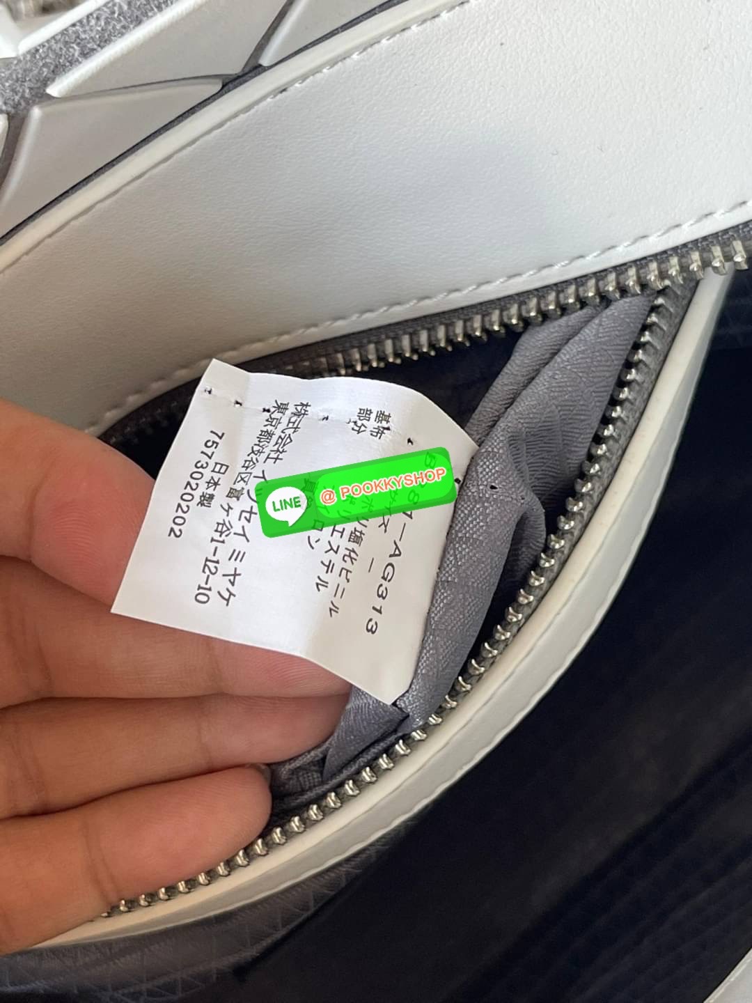 💕BAO BAO ISSEY MIYAKE MATTE CRYSTAL SMALL TOTE เป็นกระเป๋าทรงโท้ทที่มีความพิเศษด้วยการออกแบบแผ่นสามเหลี่ยมแบบใหม่จัดเรียงต่อกันในแนวตั้งเสริมกระเป๋าให้ดูหรูหรา ทันสมัย และดูมีเอกลักษณ์เป็นของตัวเอง อีกทั้งยังมีโครงสร้างฐานตาข่าย นอกจากช่วยให้กระเป