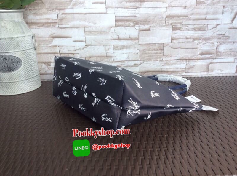 ลาคอส pu split cow leather bag รุ่นขายดีค่ะ!! กระเป๋าทรง shopping ลายกราฟฟิก ลายสดใส พร้อมส่งหลากสีรุ่นฮอตฮิตตลอดกาล แบบสวยคลาสสิค ใช้ได้ในทุกวัน ด้านหน้าประดับโลโก้จระเข้สัญลักษณ์แบรนด์ เปิดปิดกระเป๋าแบบซิป ที่จับหัวซิปปั้แบรนด์ ภายในกว้างใส่ของจุ มีช่