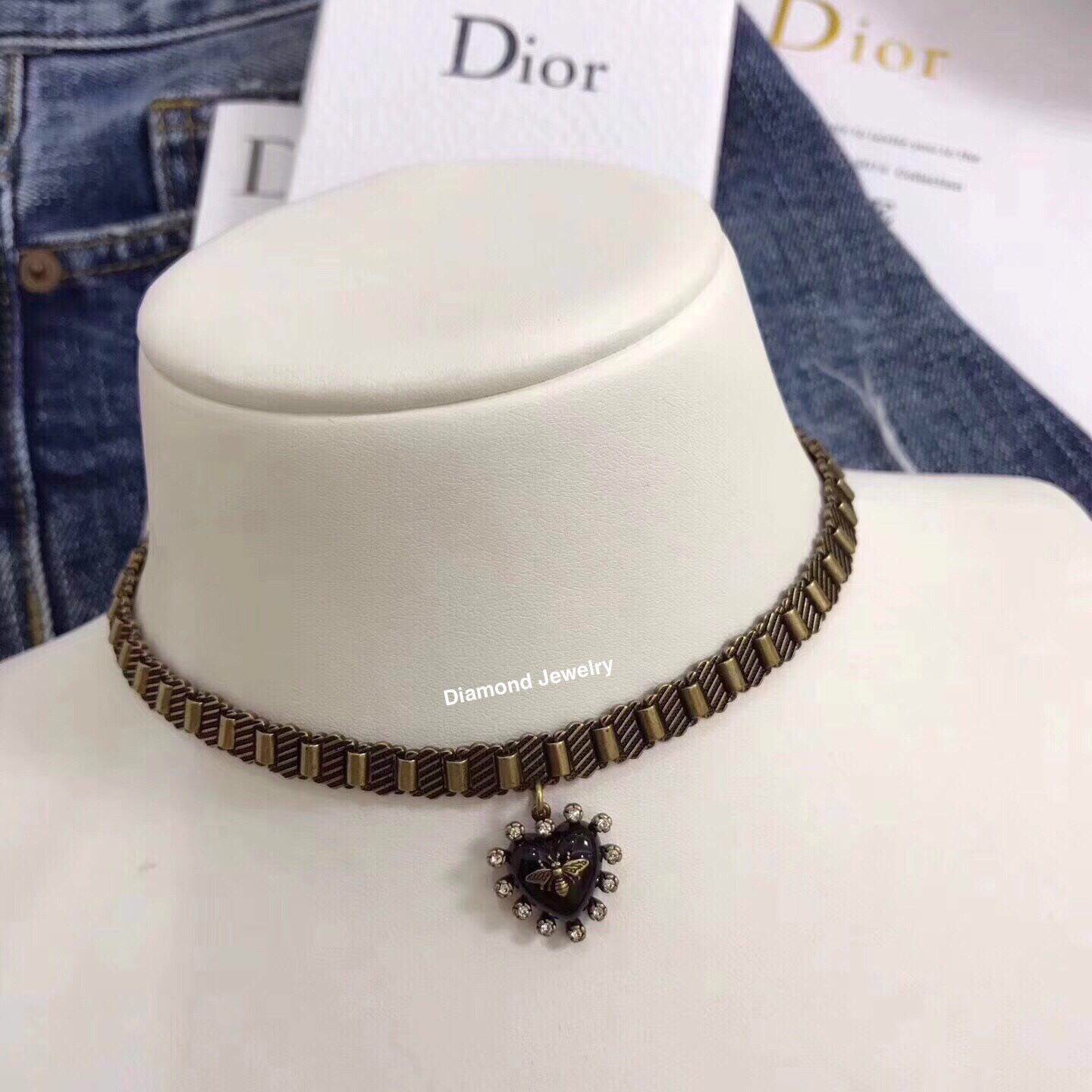 Hi-End Quality !!!! Christian Dior Necklace สร้อยคอดิออ คอเลคชั่นล่าสุด งานสวยคะ ตัวเรือนสีทอง น้ำหนักใกล้เคียงของจริงที่สุด งานอย่างดี มีน้ำหนัก ** ไม่ใช่งานเกรดถูกนะคะ ** สั่งผลิตจากต้นแบบแท้ ดาราเซเลปใส่กันแทบทุกคน ใส่ได้ตลอดไม่ตกเทรน เข้ากับทุกการแต่ง