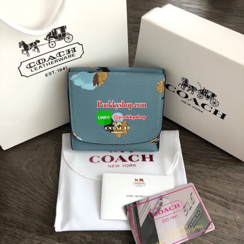 COACH Small Wallet in Floral Print Coated Canvas กระเป๋าสตางค์ใบสั้น สามารถใช่งานได้ทั้งด้านหน้าและด้านหลัง ด้านหน้าเปิด - ปิดด้วยกระดุม ภายในมีช่องใส่บัตรและธนบัตร ด้านหลังเปิด - ปิดด้วยกระดุม มีช่องสำหรับใส่เหรียญ