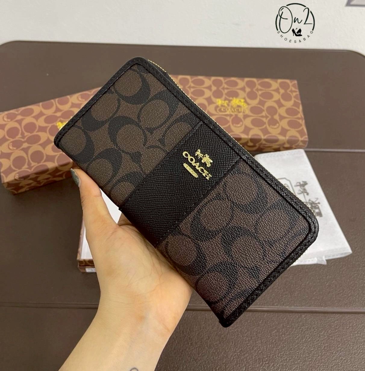 Coach wallet กระเป๋าสตางค์ สวยสะดุดตาสุดสุด เป็นแบบใบยาวแบบมีช่องเล็กใส่เหรียญ ใส่การ์ดใส่แบงค์ได้ มีสีมงคลให้เลือกเยอะมาก เหมาะสำหรับเป็นของฝากของขวัญหรือใช้เองก็เลิศค่ะ