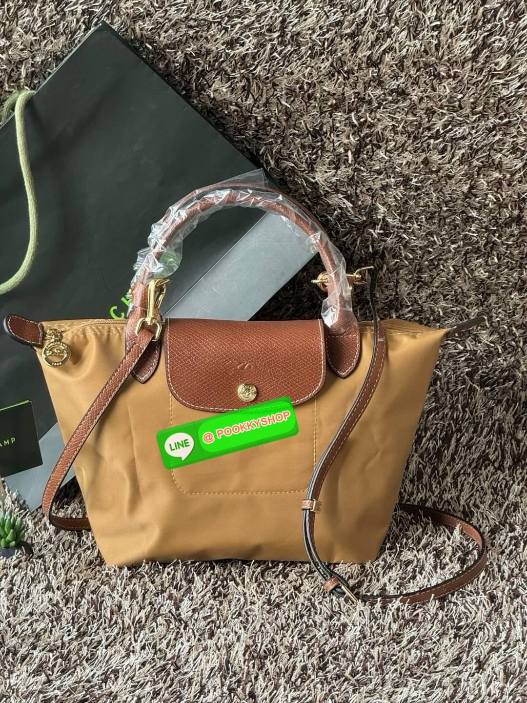 LONGCHAMP LE PLIAGE ORIGINAL S HANDBAG Crossbody Bag กระเป๋าสะพายไหล่ รุ่น Original มีเอกลักษณ์อันโดดเด่นของรุ่นไอคอนนิคของ Longchamp อย่าง Le Pliage (เลอ ปลิยาจ) โดย Longchamp ได้รับแรงบันดาลใจจากศิลปะการพับกระดาษแบบ Origami (โอริกามิ) ในการสรรค์สร้างกระ