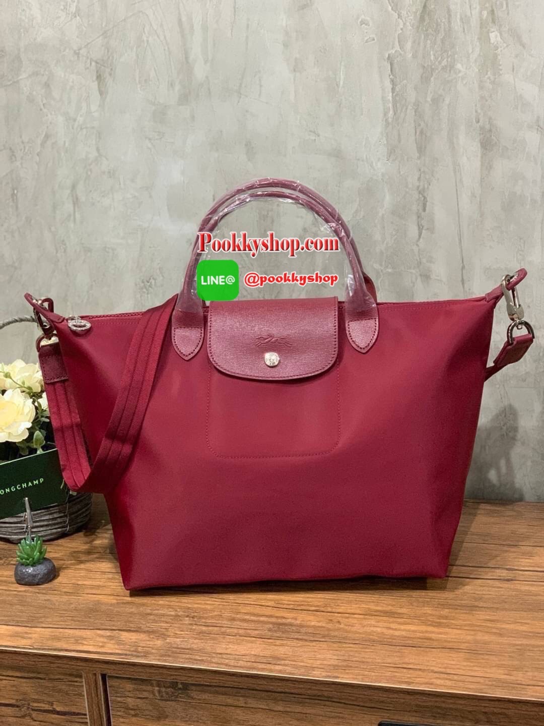 Longchamp Le Pliage Neo Size M มาพบกับกระเป๋ารุ่นยอดนิยม ที่สาวๆ ต้องมีไว้เก็บไว้สักใบ กระเป๋าโท้ทใบนี้ มาพร้อมกับสีที่มีสไตล์เรียบง่าย มีสายสะพายยาวช่วยให้คุณสามารถสะพายไหล่ได้อย่างสบาย ในขณะที่ที่ปิดแบบซิปช่วยให้คุณมั่นใจได้ว่าของด้านในมีความปลอดภัย Le