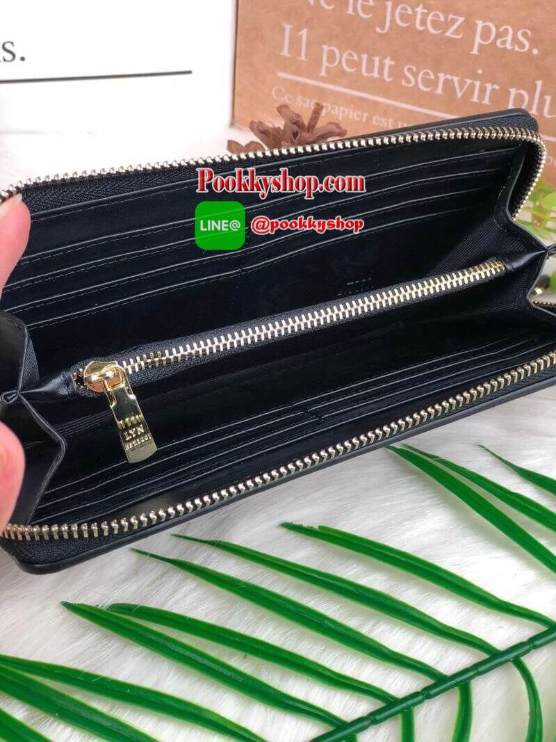 LYN LONG WALLET กระเป๋าใบยาวซิปรอบ ด้านหน้าปั๊มโลโก้แบรนด์ มีช่องซิปซ่อนด้านหน้าสามารถใส่เหรียญได้ เปิดปิดด้วยซิปรอบ ด้านในมีช่องใส่ธนบัตรตามยาว 2 ช่อง ช่องซิปใส่เหรียญและช่องการ์ด ทรงสวย รุ่นนี้สวยเก๋มากๆ สาวต้องมีซักใบค่า *มีถุงผ้า, ป้ายแทคราคา*