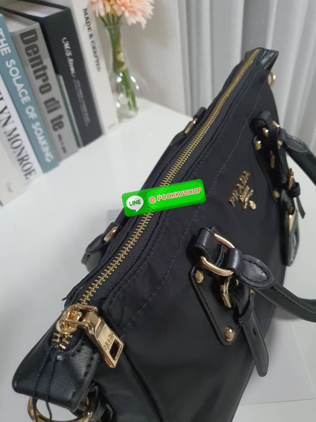 รุ่นยอดฮิต !!! ปังปุริเย่ 🎉🎉 กระเป๋าทรง HANDBAG จากงานพรีเมี่ยมกิ้ฟ จากเคาเตอร์ต่างประเทศ มาแล้วค่า กระเป๋าถือทรงหรู จากแบรนด์ PRADA เป็น กระเป๋าผ้าไนล่อน ตกแต่งรอบใบได้ สวยมาก ด้านในมีช่องซิปและช่องใส่ของ เป็นสัดส่วน อะไหล่ทองหรู ขนาดกำลั