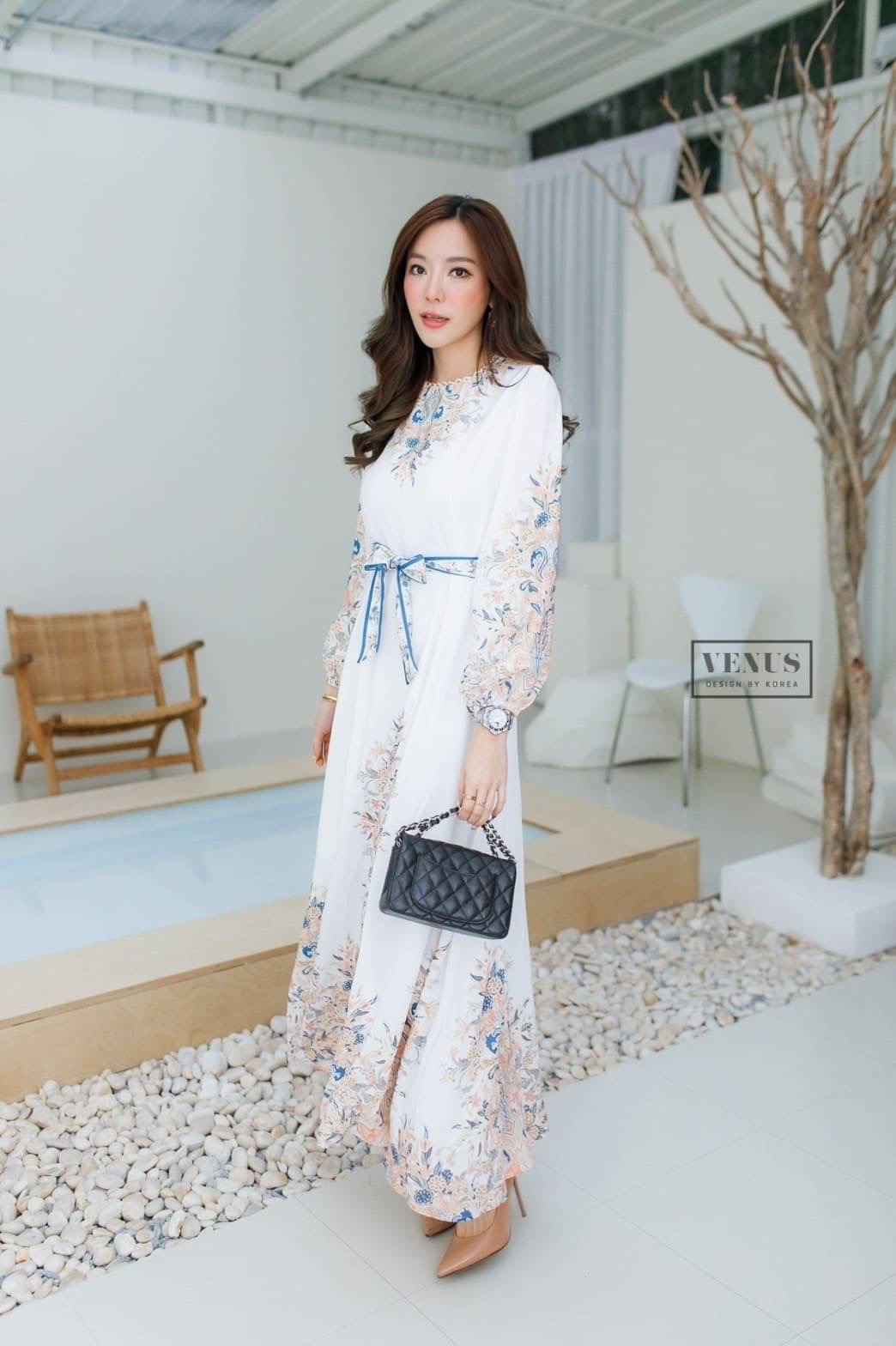 Restock ♥️♥️♥️♥️ I'm Lady By Venus MaxiDress แม๊กซี่เดรสยาวพิมพ์ลายสไตล์โบฮีเมี่ยน งานมาพร้อมกับสายคาดเอวผูกเข้าชุดกันนะคะ แม๊ทกับรองเท้าส้นสูงก็สวยเป๊ะคะ