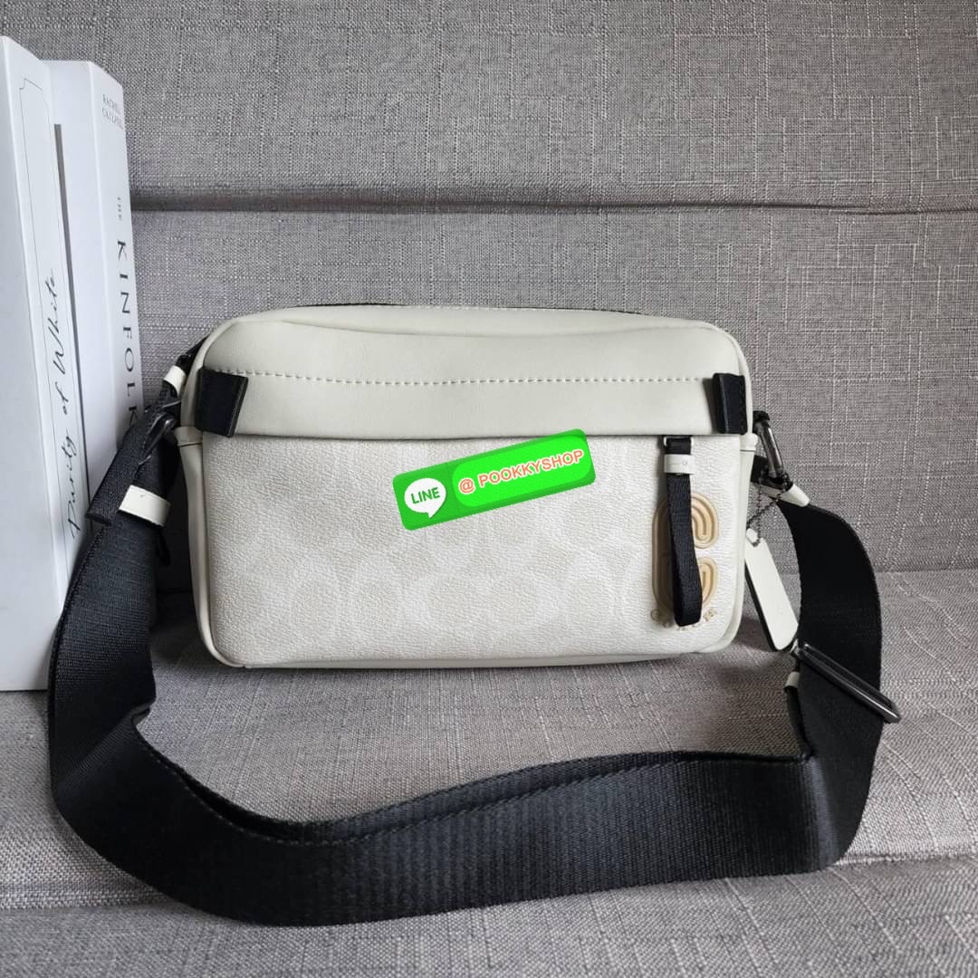 COACH EDGE CROSSBODY IN SIGNATURE CANVAS (2338) กระเป๋าสะพายข้าง วัสดุแคนวาสตัดขอบหนังแท้ หนังนิ่มมืออย่างดีค่ะ ด้านหน้ามีช่องซิปซ่อนให้หนึ่งช่อง เปิดปิดช่องหลักแบบซิปคู่ภายในกว้าง ใส่ของได้จุเลยนะคะ มีช่องซิปและช่องเล็กให้อีก2ช่อง ด้านหลังกระเป๋าจะเป๋าช่